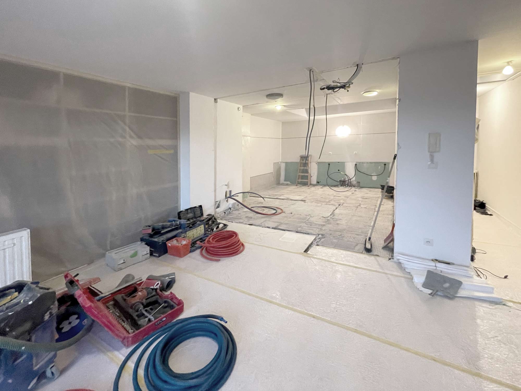 Travaux en cours de réalisation pour la rénovation de la salle de bains sur-mesure à Lyon