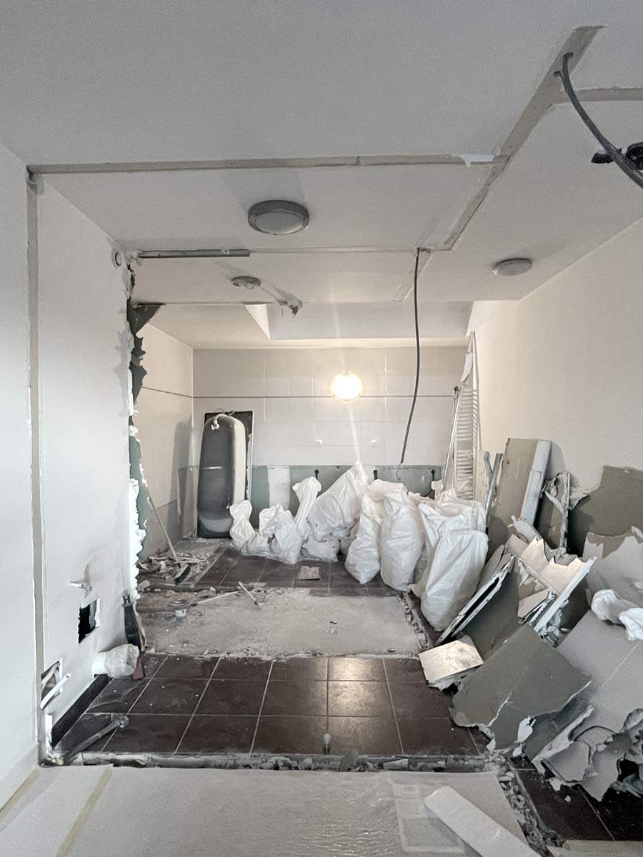 Travaux en cours de réalisation pour la rénovation de la salle de bains sur-mesure à Lyon