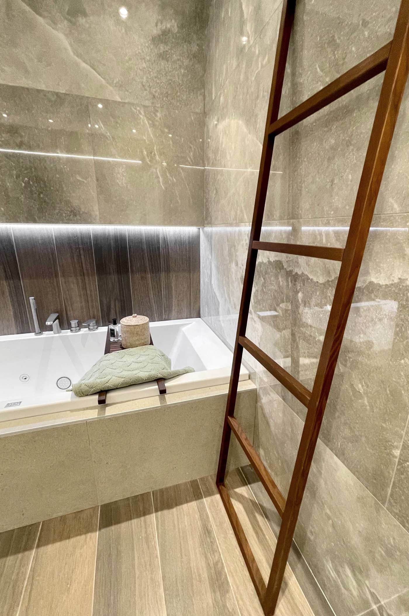 Salle de bains haut de gamme en pierre à Lyon / Rhône-Alpes