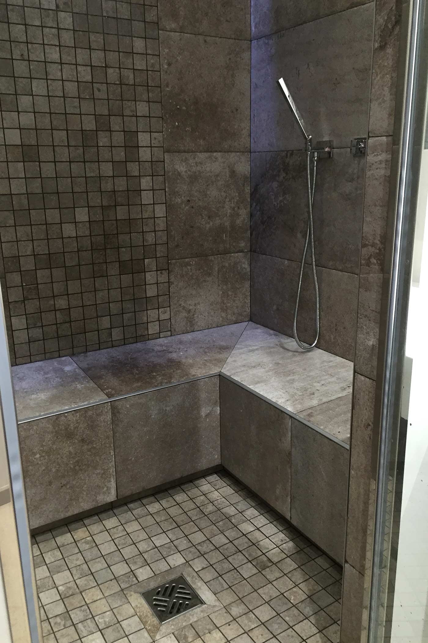 Salle de bains haut de gamme en pierre à Lyon / Rhône-Alpes