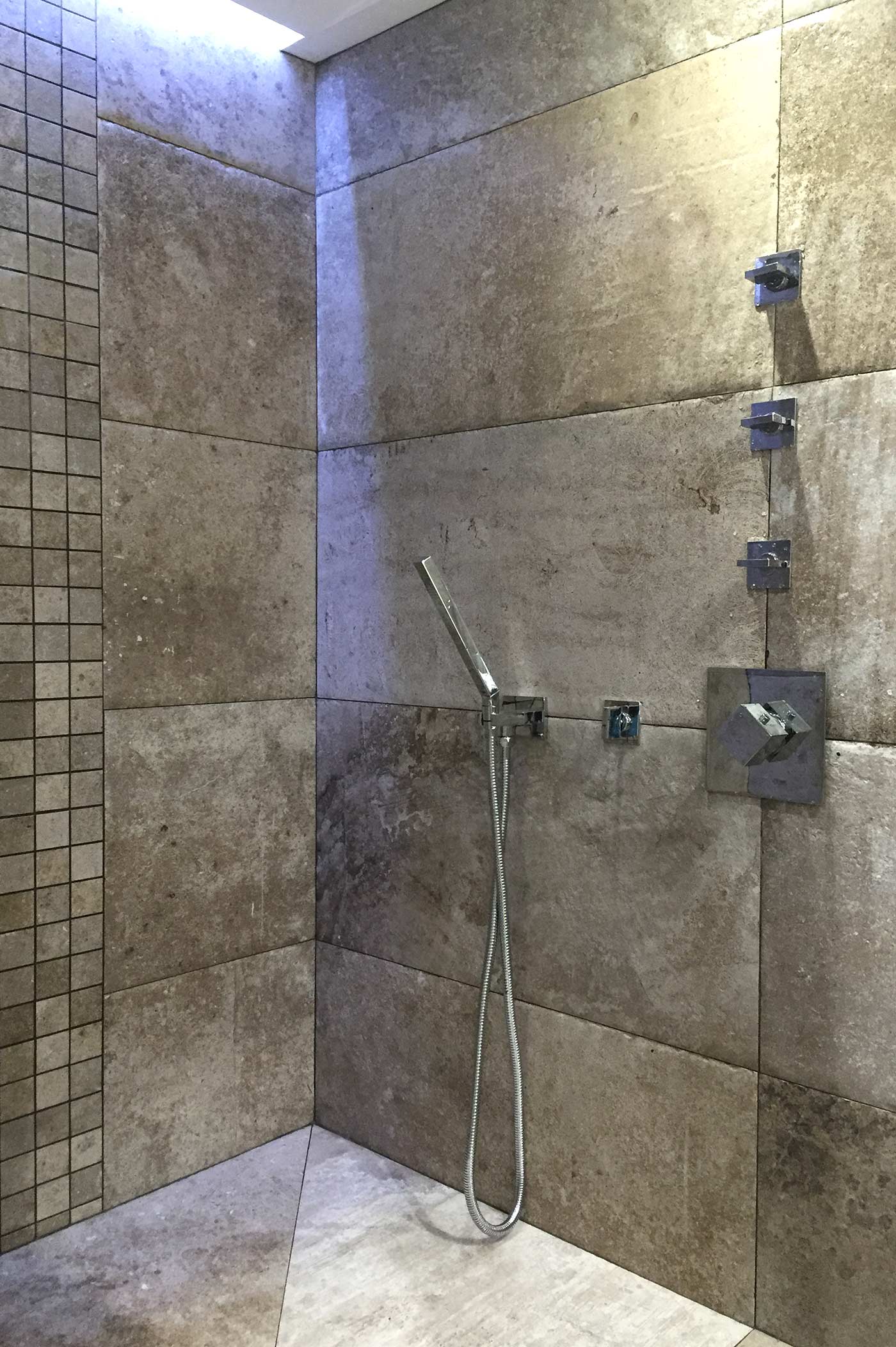 Salle de bains haut de gamme en pierre à Lyon / Rhône-Alpes