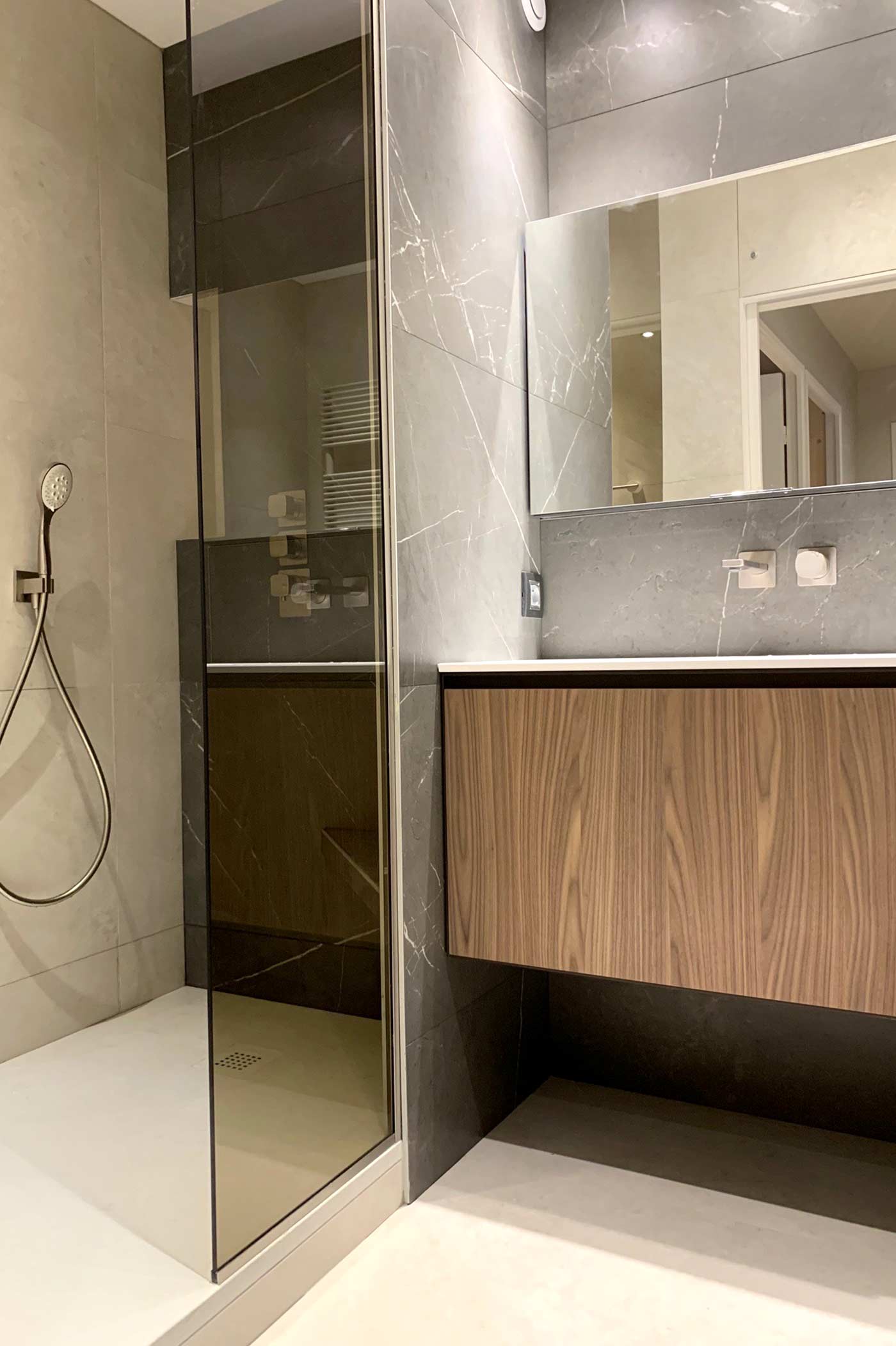 Salle de bains haut de gamme en pierre à Lyon / Rhône-Alpes