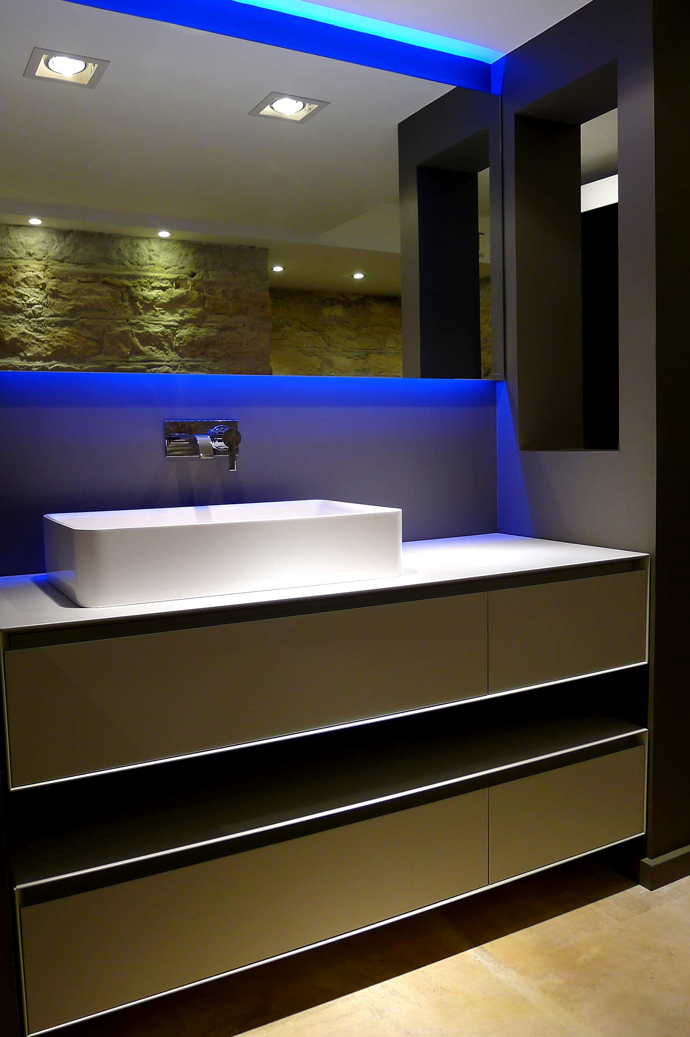 Salle de bains haut de gamme en pierre à Lyon / Rhône-Alpes