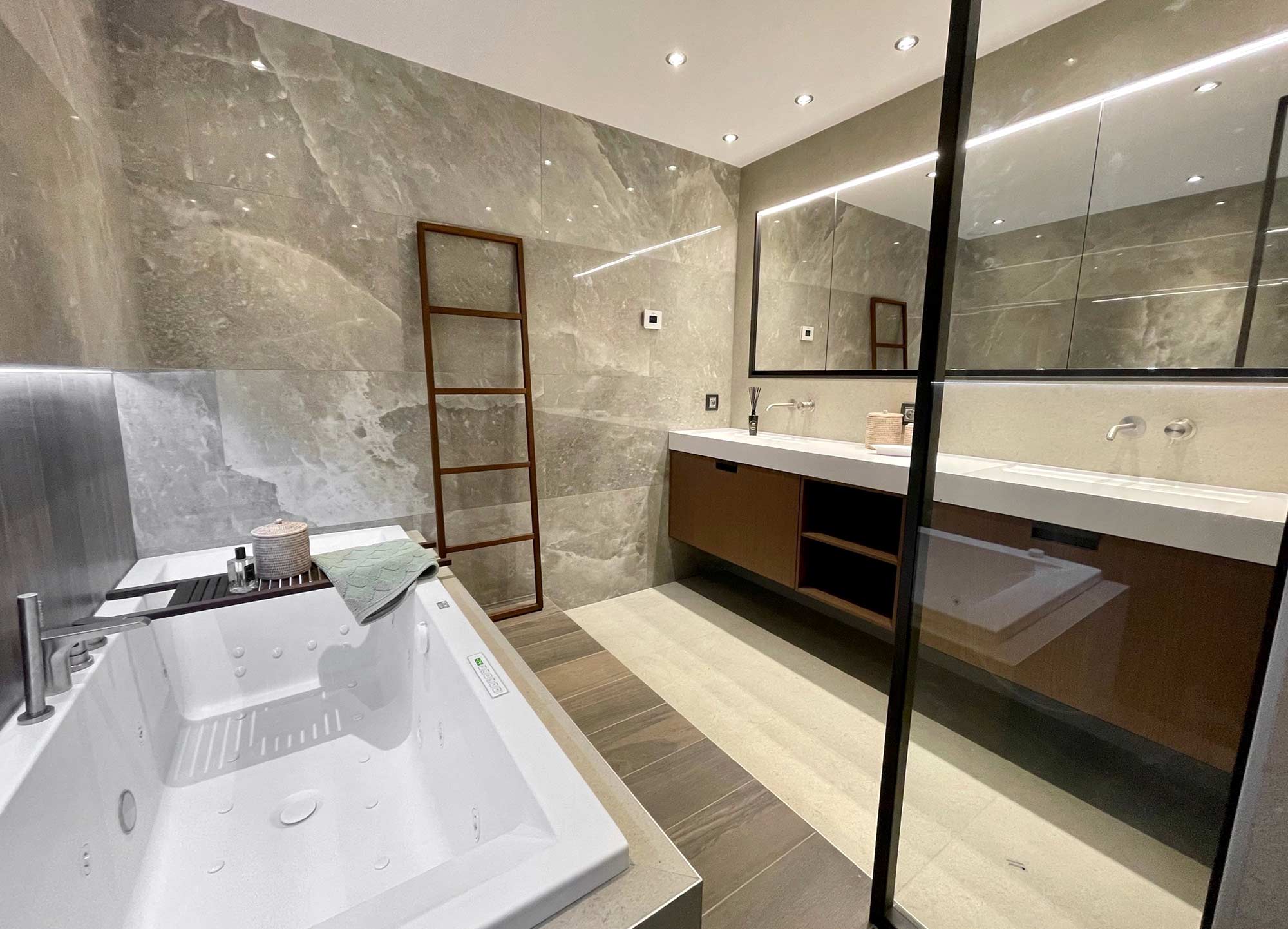 Salle de bains haut de gamme en pierre à Lyon / Rhône-Alpes