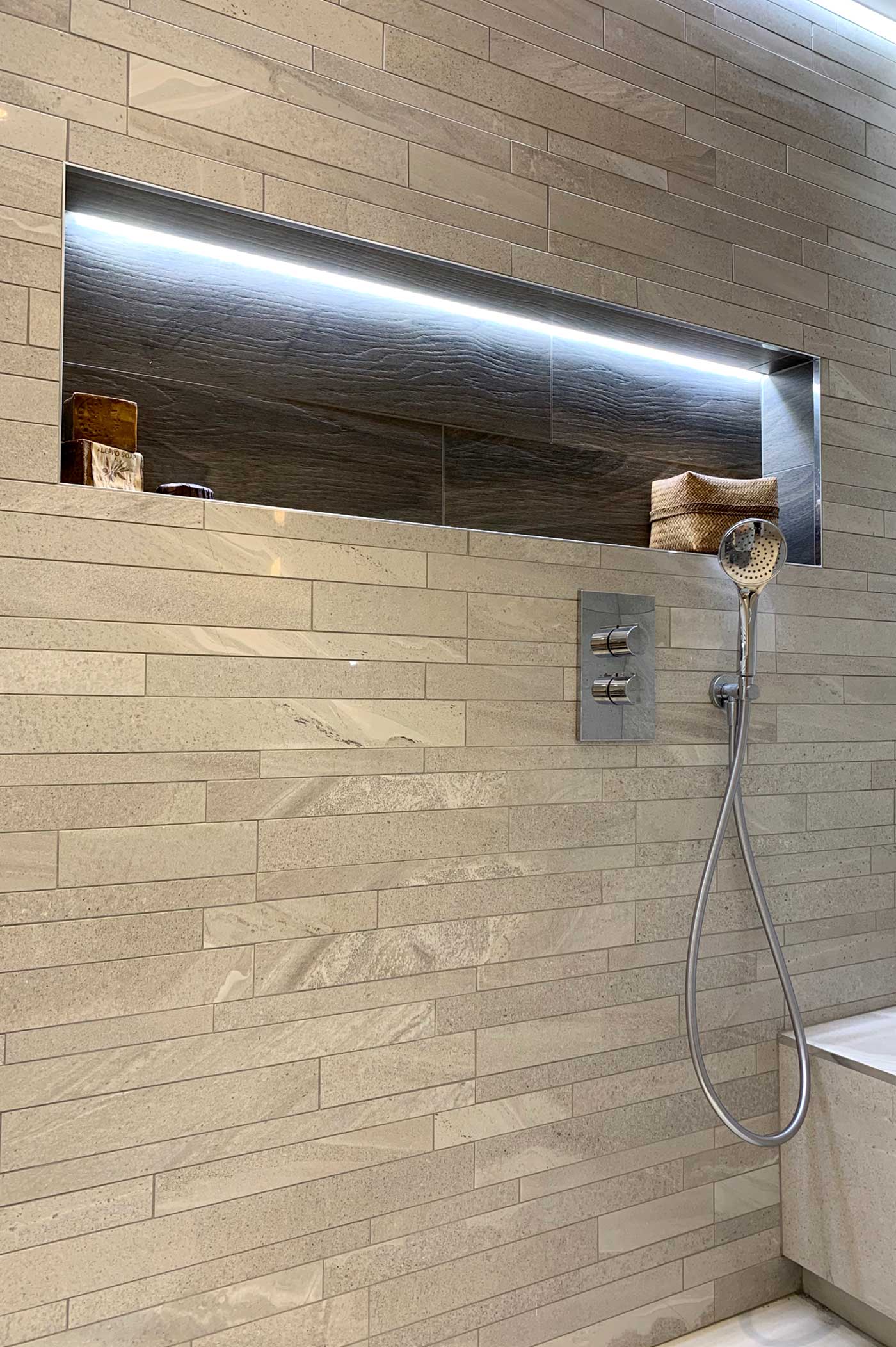 Salle de bains en pierre naturelle à Lyon