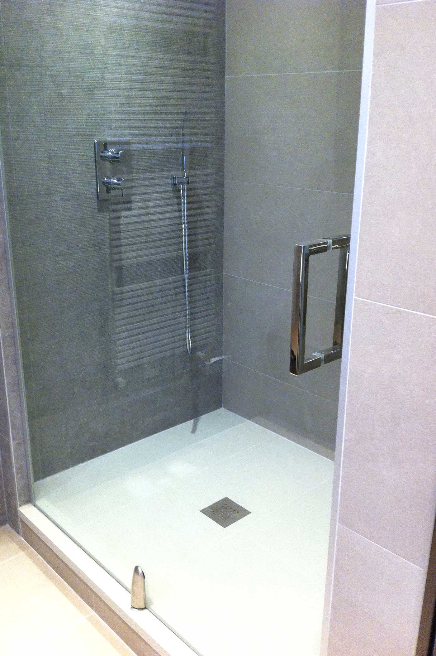 Salle de bains en pierre naturelle à Lyon