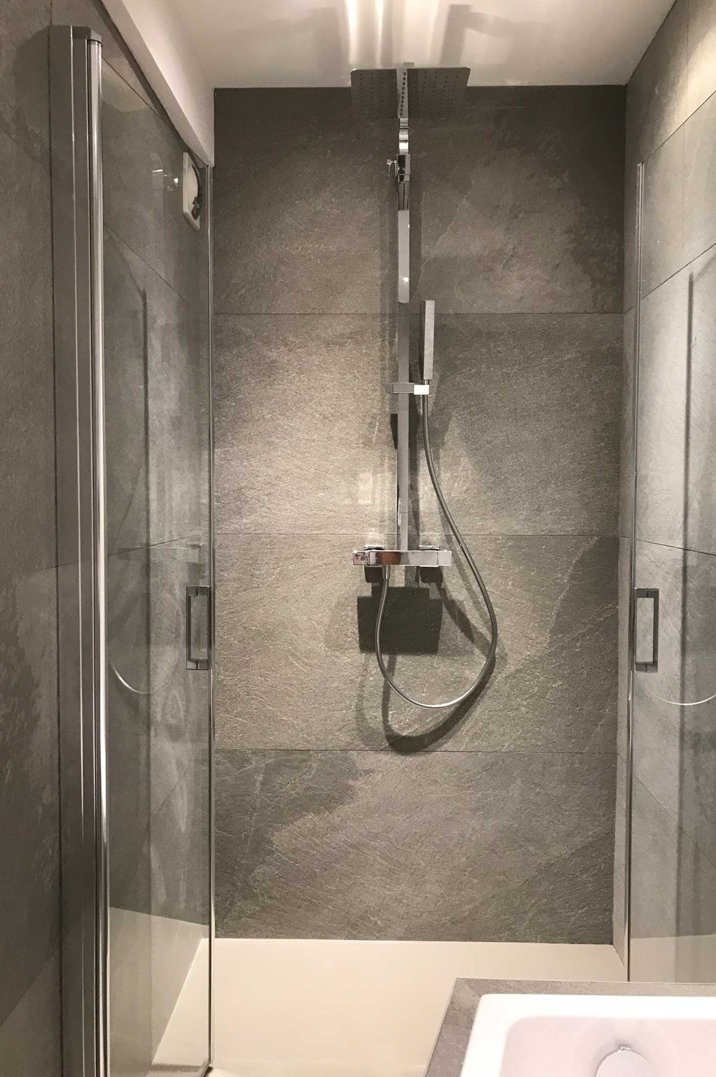 Salle de bains en pierre naturelle à Lyon