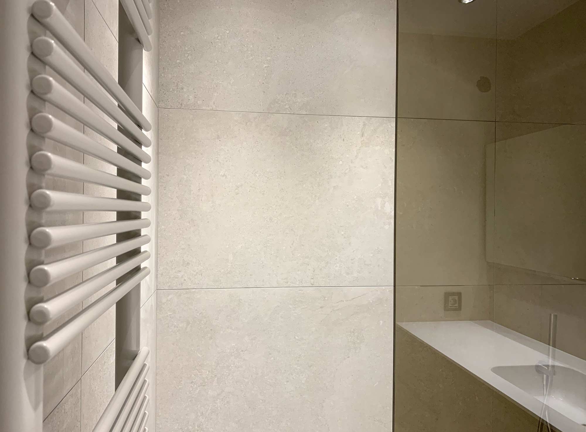 Salle de bains en pierre naturelle à Lyon