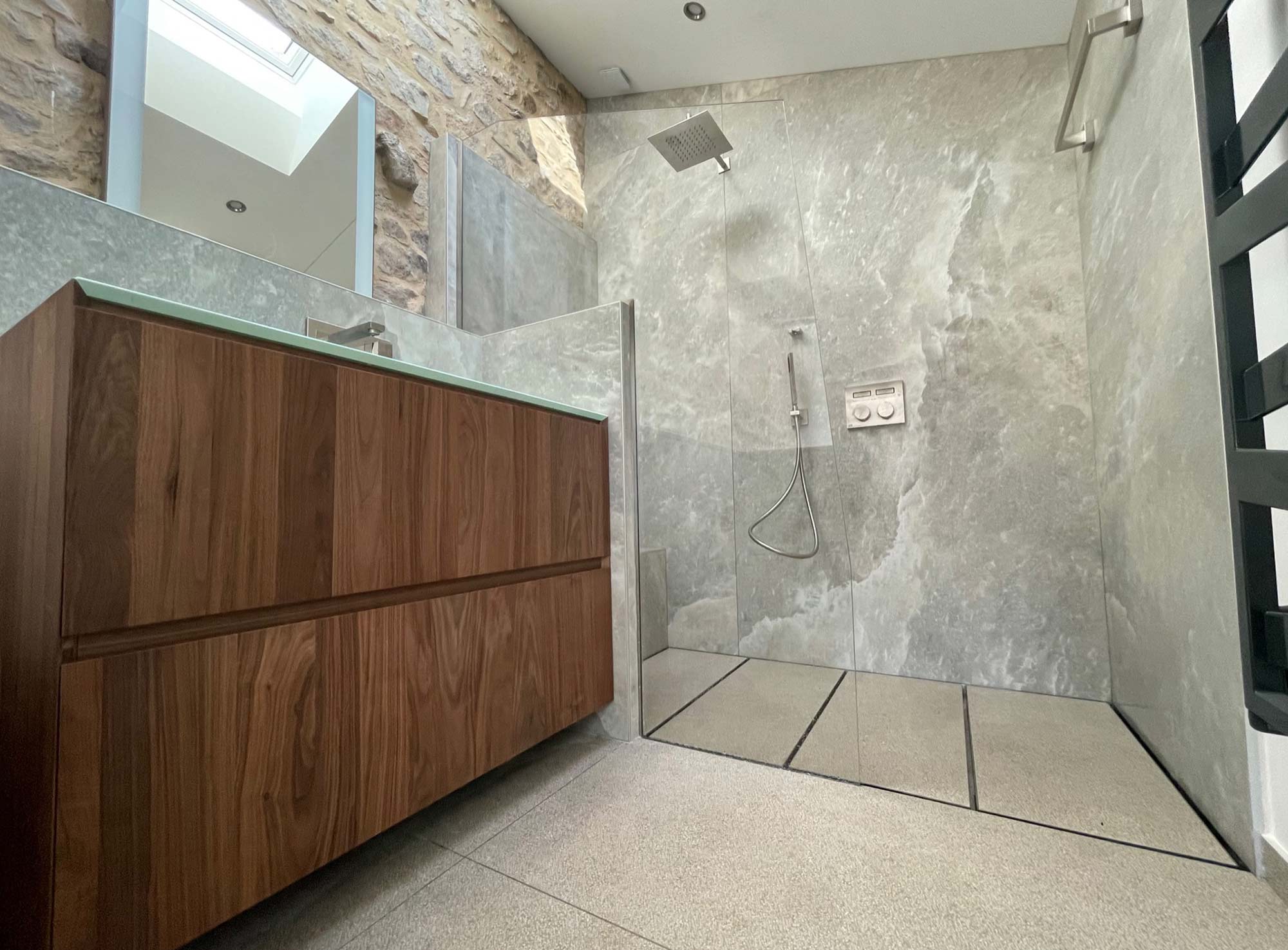 Salle de bains en pierre naturelle à Lyon