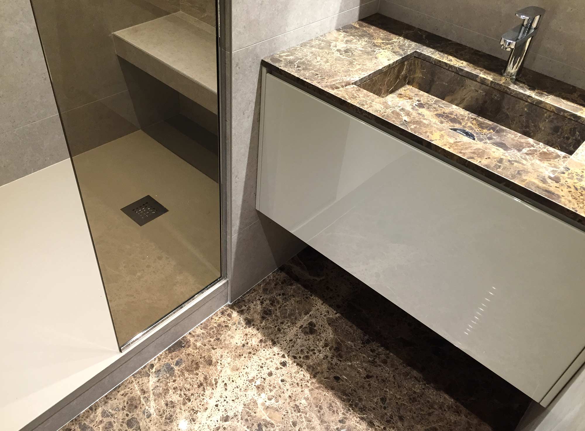 Rénovation salle de bains en marbre à Lyon / Rhône-Alpes