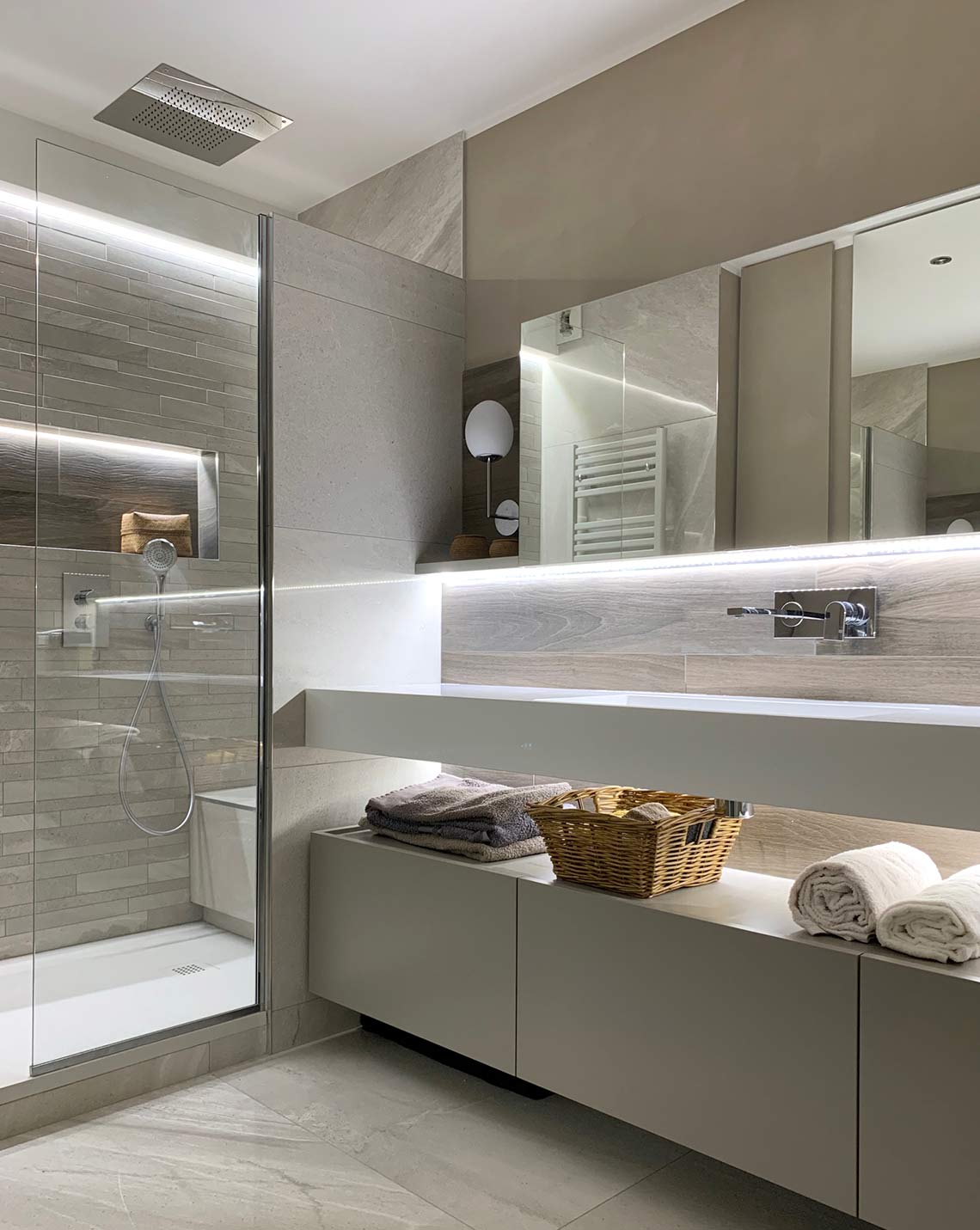 Salle de bains en carrelage pierre naturelle à Lyon